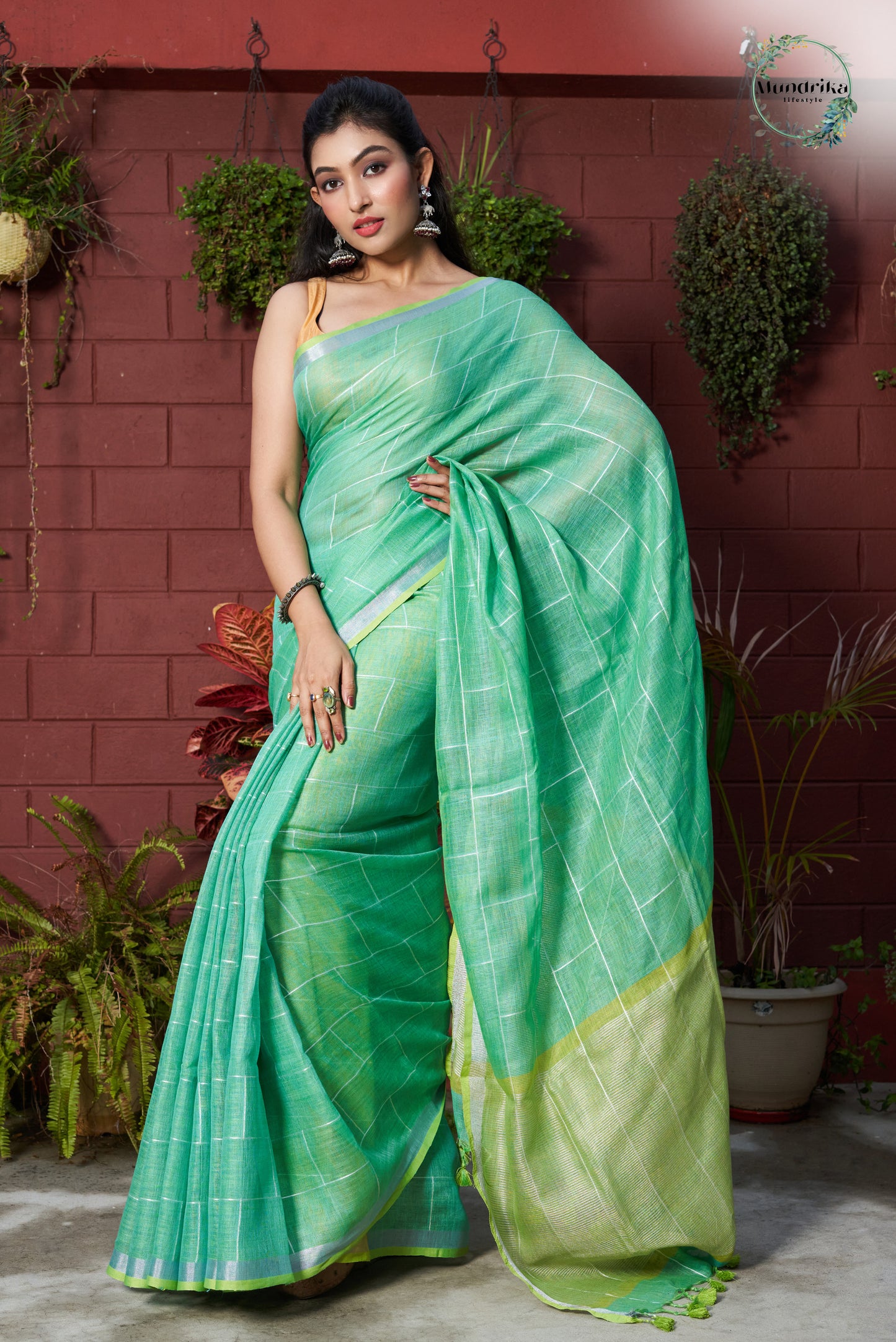 Handwoven Linen Saree with Intricate Weaving Design