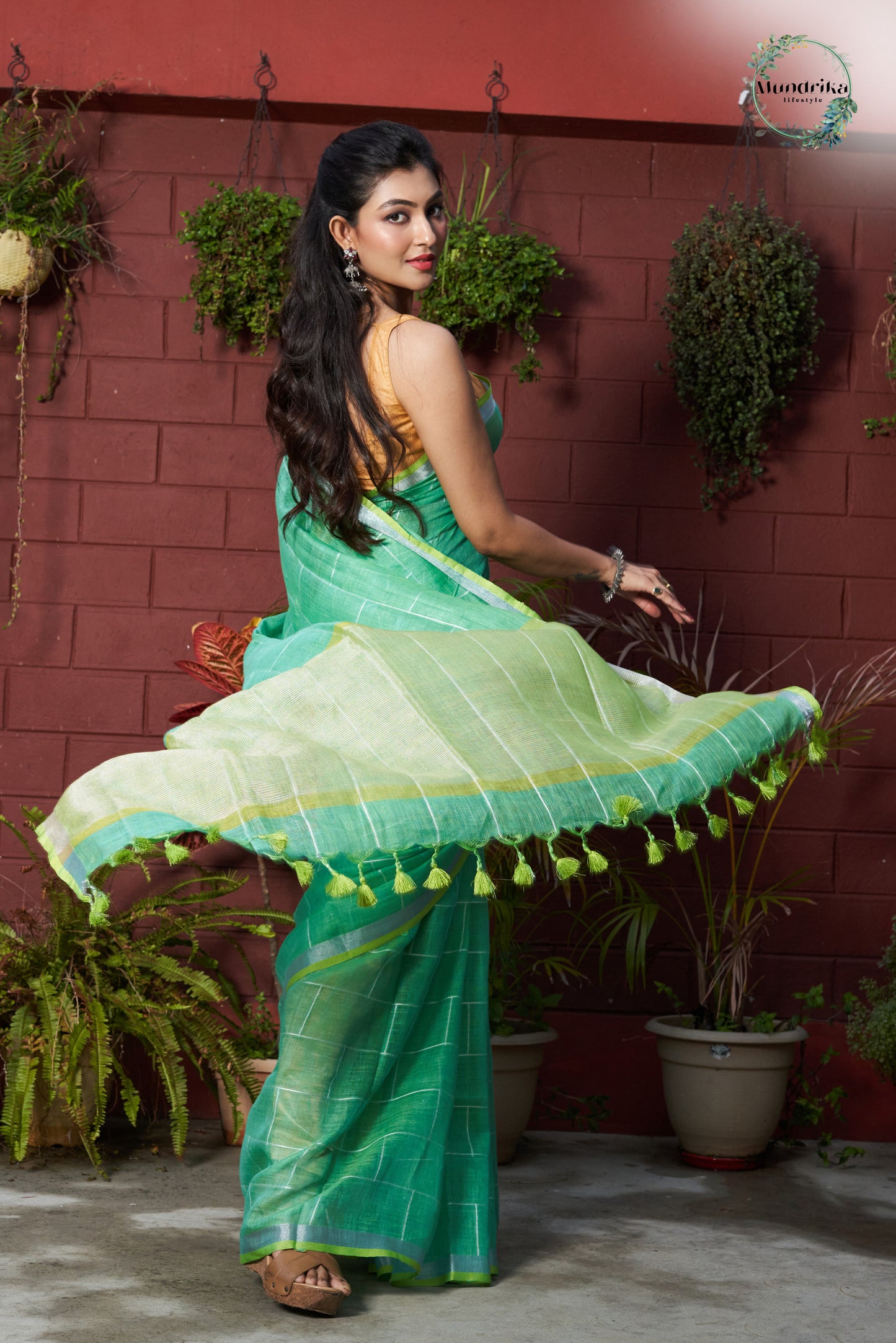 Handwoven Linen Saree with Intricate Weaving Design